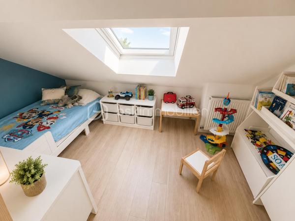 🏡 COUP DE CŒUR À AULNAY-SOUS-BOIS – MAISON INDIVIDUELLE 3 CHAMBRES – GARAGE – JARDIN – GRANDE TERRASSE – À MOINS DE 10 MINUTES À PIED DE LA GARE

RARE SUR LE SECTEUR !

Située dans l'un des quartiers pavillonnaires les plus recherchés d'Aulnay-sous-Bois, à proximité immédiate du canal de l'Ourcq et à moins de 10 minutes à pied de la gare, cette charmante maison individuelle réunit tous les critères recherchés par les familles en quête d'un environnement calme, verdoyant et pratique au quotidien.

Édifiée sur une parcelle de 309 m², cette maison élevée sur trois niveaux développe environ 89 m² habitables et offre une distribution fonctionnelle ainsi qu'un cadre de vie particulièrement agréable.

Dès l'entrée, vous découvrirez un séjour traversant, baigné de lumière naturelle grâce à sa double exposition, créant un espace de vie chaleureux et convivial. La cuisine entièrement équipée, pratique et fonctionnelle, complète parfaitement cet espace de vie.

L'espace nuit se compose de trois chambres, d'une salle de bains et de deux WC, offrant un confort idéal pour une vie de famille.

Le sous-sol constitue un véritable atout avec son garage, sa pièce de stockage et son espace buanderie, apportant de nombreux espaces de rangement. Une place de stationnement extérieure complète les prestations de cette maison.

À l'extérieur, un jardin avant et arriière avec sa grande terrasse de 47m2 vous offrira un espace de vie extérieur privilégié, parfait pour recevoir, partager des moments conviviaux et profiter pleinement des beaux jours.

Côté prestations, cette maison bénéficie d'une isolation thermique par l'extérieur récemment réalisée, du double vitrage sur l'ensemble des ouvertures, de la fibre optique, d'un chauffage au gaz et affiche une excellente performance énergétique avec un DPE classé D (146 kWh/m²/an) et un GES D (31 kg CO₂/m²/an), gages de confort et de maîtrise des consommations.

Son emplacement constitue un véritable atout : école primaire à seulement 3 minutes à pied, collège à moins de 10 minutes, gare accessible rapidement, commerces, transports et promenades le long du canal de l'Ourcq... Tout est réuni pour offrir une qualité de vie recherchée.

Les points forts
Maison individuelle
Quartier pavillonnaire très recherché
Gare à moins de 10 minutes à pied
Canal de l'Ourcq à proximité
Terrain de 309 m²
Environ 89 m² habitables
3 chambres
Séjour traversant et lumineux
Cuisine équipée
Grande terrasse
Jardin
Sous-sol avec garage
Pièce de stockage
Espace buanderie
Stationnement extérieur
Double vitrage
Fibre optique
Isolation thermique par l'extérieur récente
Chauffage au gaz
DPE : D (146)
GES : D (31)
Taxe foncière : 890 €
Prix de vente : 338 000 €

Une maison réunissant autant d'atouts dans ce secteur est une opportunité rare.

Ne laissez pas passer cette belle opportunité. Contactez-moi dès aujourd'hui pour organiser une visite et découvrir tout le potentiel de cette maison.

Julien Monteleone
Manager BSK Immobilier
07 71 32 69 50
