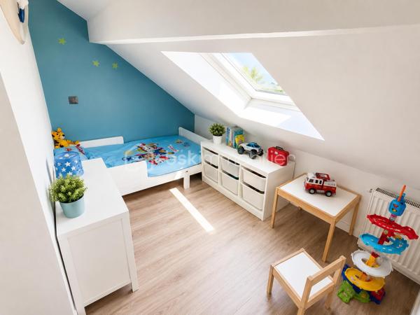 🏡 COUP DE CŒUR À AULNAY-SOUS-BOIS – MAISON INDIVIDUELLE 3 CHAMBRES – GARAGE – JARDIN – GRANDE TERRASSE – À MOINS DE 10 MINUTES À PIED DE LA GARE

RARE SUR LE SECTEUR !

Située dans l'un des quartiers pavillonnaires les plus recherchés d'Aulnay-sous-Bois, à proximité immédiate du canal de l'Ourcq et à moins de 10 minutes à pied de la gare, cette charmante maison individuelle réunit tous les critères recherchés par les familles en quête d'un environnement calme, verdoyant et pratique au quotidien.

Édifiée sur une parcelle de 309 m², cette maison élevée sur trois niveaux développe environ 89 m² habitables et offre une distribution fonctionnelle ainsi qu'un cadre de vie particulièrement agréable.

Dès l'entrée, vous découvrirez un séjour traversant, baigné de lumière naturelle grâce à sa double exposition, créant un espace de vie chaleureux et convivial. La cuisine entièrement équipée, pratique et fonctionnelle, complète parfaitement cet espace de vie.

L'espace nuit se compose de trois chambres, d'une salle de bains et de deux WC, offrant un confort idéal pour une vie de famille.

Le sous-sol constitue un véritable atout avec son garage, sa pièce de stockage et son espace buanderie, apportant de nombreux espaces de rangement. Une place de stationnement extérieure complète les prestations de cette maison.

À l'extérieur, un jardin avant et arriière avec sa grande terrasse de 47m2 vous offrira un espace de vie extérieur privilégié, parfait pour recevoir, partager des moments conviviaux et profiter pleinement des beaux jours.

Côté prestations, cette maison bénéficie d'une isolation thermique par l'extérieur récemment réalisée, du double vitrage sur l'ensemble des ouvertures, de la fibre optique, d'un chauffage au gaz et affiche une excellente performance énergétique avec un DPE classé D (146 kWh/m²/an) et un GES D (31 kg CO₂/m²/an), gages de confort et de maîtrise des consommations.

Son emplacement constitue un véritable atout : école primaire à seulement 3 minutes à pied, collège à moins de 10 minutes, gare accessible rapidement, commerces, transports et promenades le long du canal de l'Ourcq... Tout est réuni pour offrir une qualité de vie recherchée.

Les points forts
Maison individuelle
Quartier pavillonnaire très recherché
Gare à moins de 10 minutes à pied
Canal de l'Ourcq à proximité
Terrain de 309 m²
Environ 89 m² habitables
3 chambres
Séjour traversant et lumineux
Cuisine équipée
Grande terrasse
Jardin
Sous-sol avec garage
Pièce de stockage
Espace buanderie
Stationnement extérieur
Double vitrage
Fibre optique
Isolation thermique par l'extérieur récente
Chauffage au gaz
DPE : D (146)
GES : D (31)
Taxe foncière : 890 €
Prix de vente : 338 000 €

Une maison réunissant autant d'atouts dans ce secteur est une opportunité rare.

Ne laissez pas passer cette belle opportunité. Contactez-moi dès aujourd'hui pour organiser une visite et découvrir tout le potentiel de cette maison.

Julien Monteleone
Manager BSK Immobilier
07 71 32 69 50