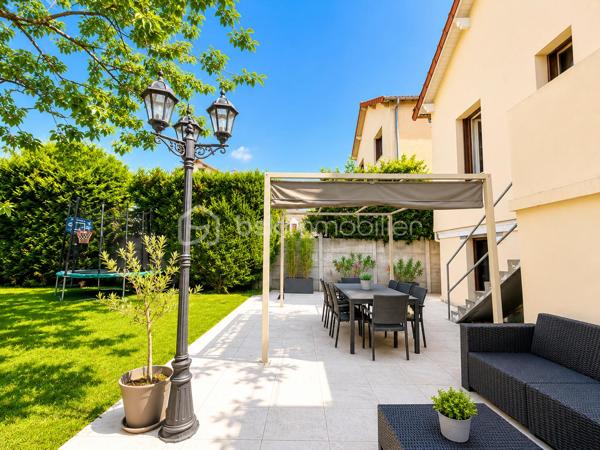 🏡 COUP DE CŒUR À AULNAY-SOUS-BOIS – MAISON INDIVIDUELLE 3 CHAMBRES – GARAGE – JARDIN – GRANDE TERRASSE – À MOINS DE 10 MINUTES À PIED DE LA GARE

RARE SUR LE SECTEUR !

Située dans l'un des quartiers pavillonnaires les plus recherchés d'Aulnay-sous-Bois, à proximité immédiate du canal de l'Ourcq et à moins de 10 minutes à pied de la gare, cette charmante maison individuelle réunit tous les critères recherchés par les familles en quête d'un environnement calme, verdoyant et pratique au quotidien.

Édifiée sur une parcelle de 309 m², cette maison élevée sur trois niveaux développe environ 89 m² habitables et offre une distribution fonctionnelle ainsi qu'un cadre de vie particulièrement agréable.

Dès l'entrée, vous découvrirez un séjour traversant, baigné de lumière naturelle grâce à sa double exposition, créant un espace de vie chaleureux et convivial. La cuisine entièrement équipée, pratique et fonctionnelle, complète parfaitement cet espace de vie.

L'espace nuit se compose de trois chambres, d'une salle de bains et de deux WC, offrant un confort idéal pour une vie de famille.

Le sous-sol constitue un véritable atout avec son garage, sa pièce de stockage et son espace buanderie, apportant de nombreux espaces de rangement. Une place de stationnement extérieure complète les prestations de cette maison.

À l'extérieur, un jardin avant et arriière avec sa grande terrasse de 47m2 vous offrira un espace de vie extérieur privilégié, parfait pour recevoir, partager des moments conviviaux et profiter pleinement des beaux jours.

Côté prestations, cette maison bénéficie d'une isolation thermique par l'extérieur récemment réalisée, du double vitrage sur l'ensemble des ouvertures, de la fibre optique, d'un chauffage au gaz et affiche une excellente performance énergétique avec un DPE classé D (146 kWh/m²/an) et un GES D (31 kg CO₂/m²/an), gages de confort et de maîtrise des consommations.

Son emplacement constitue un véritable atout : école primaire à seulement 3 minutes à pied, collège à moins de 10 minutes, gare accessible rapidement, commerces, transports et promenades le long du canal de l'Ourcq... Tout est réuni pour offrir une qualité de vie recherchée.

Les points forts
Maison individuelle
Quartier pavillonnaire très recherché
Gare à moins de 10 minutes à pied
Canal de l'Ourcq à proximité
Terrain de 309 m²
Environ 89 m² habitables
3 chambres
Séjour traversant et lumineux
Cuisine équipée
Grande terrasse
Jardin
Sous-sol avec garage
Pièce de stockage
Espace buanderie
Stationnement extérieur
Double vitrage
Fibre optique
Isolation thermique par l'extérieur récente
Chauffage au gaz
DPE : D (146)
GES : D (31)
Taxe foncière : 890 €
Prix de vente : 338 000 €

Une maison réunissant autant d'atouts dans ce secteur est une opportunité rare.

Ne laissez pas passer cette belle opportunité. Contactez-moi dès aujourd'hui pour organiser une visite et découvrir tout le potentiel de cette maison.

Julien Monteleone
Manager BSK Immobilier
07 71 32 69 50