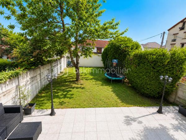 🏡 COUP DE CŒUR À AULNAY-SOUS-BOIS – MAISON INDIVIDUELLE 3 CHAMBRES – GARAGE – JARDIN – GRANDE TERRASSE – À MOINS DE 10 MINUTES À PIED DE LA GARE

RARE SUR LE SECTEUR !

Située dans l'un des quartiers pavillonnaires les plus recherchés d'Aulnay-sous-Bois, à proximité immédiate du canal de l'Ourcq et à moins de 10 minutes à pied de la gare, cette charmante maison individuelle réunit tous les critères recherchés par les familles en quête d'un environnement calme, verdoyant et pratique au quotidien.

Édifiée sur une parcelle de 309 m², cette maison élevée sur trois niveaux développe environ 89 m² habitables et offre une distribution fonctionnelle ainsi qu'un cadre de vie particulièrement agréable.

Dès l'entrée, vous découvrirez un séjour traversant, baigné de lumière naturelle grâce à sa double exposition, créant un espace de vie chaleureux et convivial. La cuisine entièrement équipée, pratique et fonctionnelle, complète parfaitement cet espace de vie.

L'espace nuit se compose de trois chambres, d'une salle de bains et de deux WC, offrant un confort idéal pour une vie de famille.

Le sous-sol constitue un véritable atout avec son garage, sa pièce de stockage et son espace buanderie, apportant de nombreux espaces de rangement. Une place de stationnement extérieure complète les prestations de cette maison.

À l'extérieur, un jardin avant et arriière avec sa grande terrasse de 47m2 vous offrira un espace de vie extérieur privilégié, parfait pour recevoir, partager des moments conviviaux et profiter pleinement des beaux jours.

Côté prestations, cette maison bénéficie d'une isolation thermique par l'extérieur récemment réalisée, du double vitrage sur l'ensemble des ouvertures, de la fibre optique, d'un chauffage au gaz et affiche une excellente performance énergétique avec un DPE classé D (146 kWh/m²/an) et un GES D (31 kg CO₂/m²/an), gages de confort et de maîtrise des consommations.

Son emplacement constitue un véritable atout : école primaire à seulement 3 minutes à pied, collège à moins de 10 minutes, gare accessible rapidement, commerces, transports et promenades le long du canal de l'Ourcq... Tout est réuni pour offrir une qualité de vie recherchée.

Les points forts
Maison individuelle
Quartier pavillonnaire très recherché
Gare à moins de 10 minutes à pied
Canal de l'Ourcq à proximité
Terrain de 309 m²
Environ 89 m² habitables
3 chambres
Séjour traversant et lumineux
Cuisine équipée
Grande terrasse
Jardin
Sous-sol avec garage
Pièce de stockage
Espace buanderie
Stationnement extérieur
Double vitrage
Fibre optique
Isolation thermique par l'extérieur récente
Chauffage au gaz
DPE : D (146)
GES : D (31)
Taxe foncière : 890 €
Prix de vente : 338 000 €

Une maison réunissant autant d'atouts dans ce secteur est une opportunité rare.

Ne laissez pas passer cette belle opportunité. Contactez-moi dès aujourd'hui pour organiser une visite et découvrir tout le potentiel de cette maison.

Julien Monteleone
Manager BSK Immobilier
07 71 32 69 50