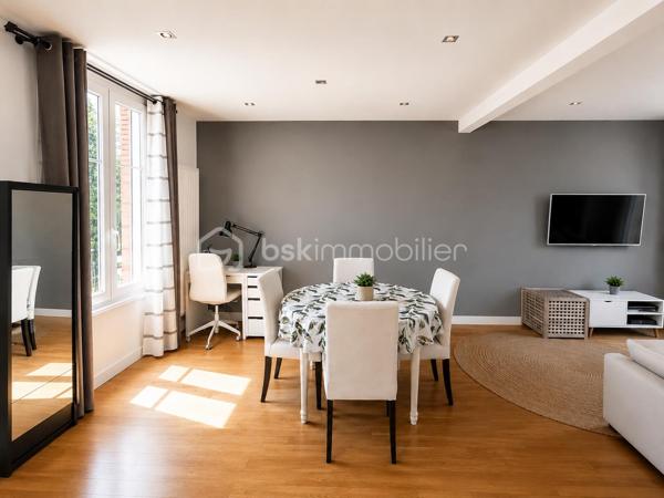 🏡 COUP DE CŒUR À AULNAY-SOUS-BOIS – MAISON INDIVIDUELLE 3 CHAMBRES – GARAGE – JARDIN – GRANDE TERRASSE – À MOINS DE 10 MINUTES À PIED DE LA GARE

RARE SUR LE SECTEUR !

Située dans l'un des quartiers pavillonnaires les plus recherchés d'Aulnay-sous-Bois, à proximité immédiate du canal de l'Ourcq et à moins de 10 minutes à pied de la gare, cette charmante maison individuelle réunit tous les critères recherchés par les familles en quête d'un environnement calme, verdoyant et pratique au quotidien.

Édifiée sur une parcelle de 309 m², cette maison élevée sur trois niveaux développe environ 89 m² habitables et offre une distribution fonctionnelle ainsi qu'un cadre de vie particulièrement agréable.

Dès l'entrée, vous découvrirez un séjour traversant, baigné de lumière naturelle grâce à sa double exposition, créant un espace de vie chaleureux et convivial. La cuisine entièrement équipée, pratique et fonctionnelle, complète parfaitement cet espace de vie.

L'espace nuit se compose de trois chambres, d'une salle de bains et de deux WC, offrant un confort idéal pour une vie de famille.

Le sous-sol constitue un véritable atout avec son garage, sa pièce de stockage et son espace buanderie, apportant de nombreux espaces de rangement. Une place de stationnement extérieure complète les prestations de cette maison.

À l'extérieur, un jardin avant et arriière avec sa grande terrasse de 47m2 vous offrira un espace de vie extérieur privilégié, parfait pour recevoir, partager des moments conviviaux et profiter pleinement des beaux jours.

Côté prestations, cette maison bénéficie d'une isolation thermique par l'extérieur récemment réalisée, du double vitrage sur l'ensemble des ouvertures, de la fibre optique, d'un chauffage au gaz et affiche une excellente performance énergétique avec un DPE classé D (146 kWh/m²/an) et un GES D (31 kg CO₂/m²/an), gages de confort et de maîtrise des consommations.

Son emplacement constitue un véritable atout : école primaire à seulement 3 minutes à pied, collège à moins de 10 minutes, gare accessible rapidement, commerces, transports et promenades le long du canal de l'Ourcq... Tout est réuni pour offrir une qualité de vie recherchée.

Les points forts
Maison individuelle
Quartier pavillonnaire très recherché
Gare à moins de 10 minutes à pied
Canal de l'Ourcq à proximité
Terrain de 309 m²
Environ 89 m² habitables
3 chambres
Séjour traversant et lumineux
Cuisine équipée
Grande terrasse
Jardin
Sous-sol avec garage
Pièce de stockage
Espace buanderie
Stationnement extérieur
Double vitrage
Fibre optique
Isolation thermique par l'extérieur récente
Chauffage au gaz
DPE : D (146)
GES : D (31)
Taxe foncière : 890 €
Prix de vente : 338 000 €

Une maison réunissant autant d'atouts dans ce secteur est une opportunité rare.

Ne laissez pas passer cette belle opportunité. Contactez-moi dès aujourd'hui pour organiser une visite et découvrir tout le potentiel de cette maison.

Julien Monteleone
Manager BSK Immobilier
07 71 32 69 50