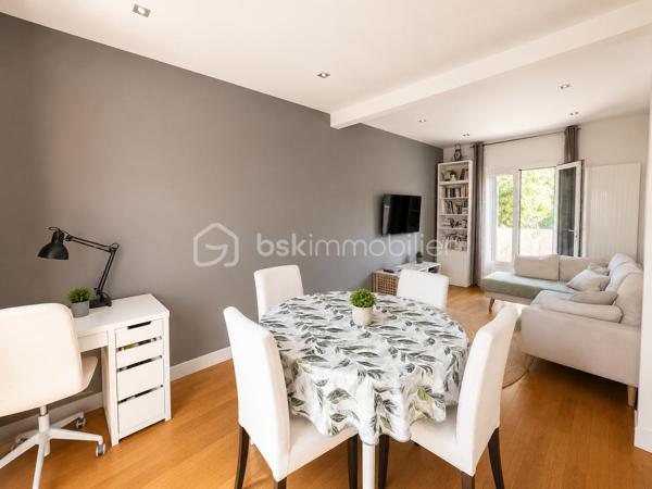 🏡 COUP DE CŒUR À AULNAY-SOUS-BOIS – MAISON INDIVIDUELLE 3 CHAMBRES – GARAGE – JARDIN – GRANDE TERRASSE – À MOINS DE 10 MINUTES À PIED DE LA GARE

RARE SUR LE SECTEUR !

Située dans l'un des quartiers pavillonnaires les plus recherchés d'Aulnay-sous-Bois, à proximité immédiate du canal de l'Ourcq et à moins de 10 minutes à pied de la gare, cette charmante maison individuelle réunit tous les critères recherchés par les familles en quête d'un environnement calme, verdoyant et pratique au quotidien.

Édifiée sur une parcelle de 309 m², cette maison élevée sur trois niveaux développe environ 89 m² habitables et offre une distribution fonctionnelle ainsi qu'un cadre de vie particulièrement agréable.

Dès l'entrée, vous découvrirez un séjour traversant, baigné de lumière naturelle grâce à sa double exposition, créant un espace de vie chaleureux et convivial. La cuisine entièrement équipée, pratique et fonctionnelle, complète parfaitement cet espace de vie.

L'espace nuit se compose de trois chambres, d'une salle de bains et de deux WC, offrant un confort idéal pour une vie de famille.

Le sous-sol constitue un véritable atout avec son garage, sa pièce de stockage et son espace buanderie, apportant de nombreux espaces de rangement. Une place de stationnement extérieure complète les prestations de cette maison.

À l'extérieur, un jardin avant et arriière avec sa grande terrasse de 47m2 vous offrira un espace de vie extérieur privilégié, parfait pour recevoir, partager des moments conviviaux et profiter pleinement des beaux jours.

Côté prestations, cette maison bénéficie d'une isolation thermique par l'extérieur récemment réalisée, du double vitrage sur l'ensemble des ouvertures, de la fibre optique, d'un chauffage au gaz et affiche une excellente performance énergétique avec un DPE classé D (146 kWh/m²/an) et un GES D (31 kg CO₂/m²/an), gages de confort et de maîtrise des consommations.

Son emplacement constitue un véritable atout : école primaire à seulement 3 minutes à pied, collège à moins de 10 minutes, gare accessible rapidement, commerces, transports et promenades le long du canal de l'Ourcq... Tout est réuni pour offrir une qualité de vie recherchée.

Les points forts
Maison individuelle
Quartier pavillonnaire très recherché
Gare à moins de 10 minutes à pied
Canal de l'Ourcq à proximité
Terrain de 309 m²
Environ 89 m² habitables
3 chambres
Séjour traversant et lumineux
Cuisine équipée
Grande terrasse
Jardin
Sous-sol avec garage
Pièce de stockage
Espace buanderie
Stationnement extérieur
Double vitrage
Fibre optique
Isolation thermique par l'extérieur récente
Chauffage au gaz
DPE : D (146)
GES : D (31)
Taxe foncière : 890 €
Prix de vente : 338 000 €

Une maison réunissant autant d'atouts dans ce secteur est une opportunité rare.

Ne laissez pas passer cette belle opportunité. Contactez-moi dès aujourd'hui pour organiser une visite et découvrir tout le potentiel de cette maison.

Julien Monteleone
Manager BSK Immobilier
07 71 32 69 50