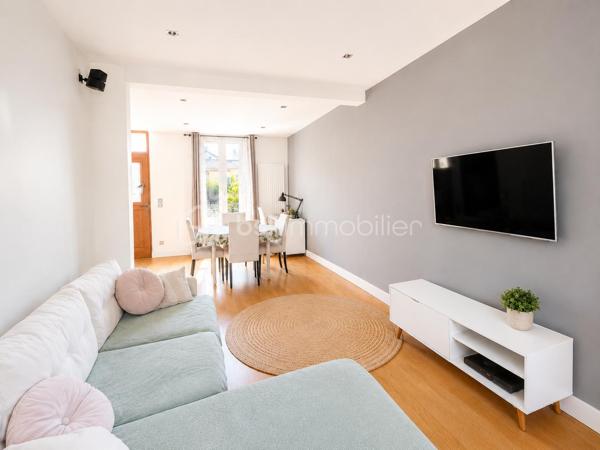 🏡 COUP DE CŒUR À AULNAY-SOUS-BOIS – MAISON INDIVIDUELLE 3 CHAMBRES – GARAGE – JARDIN – GRANDE TERRASSE – À MOINS DE 10 MINUTES À PIED DE LA GARE

RARE SUR LE SECTEUR !

Située dans l'un des quartiers pavillonnaires les plus recherchés d'Aulnay-sous-Bois, à proximité immédiate du canal de l'Ourcq et à moins de 10 minutes à pied de la gare, cette charmante maison individuelle réunit tous les critères recherchés par les familles en quête d'un environnement calme, verdoyant et pratique au quotidien.

Édifiée sur une parcelle de 309 m², cette maison élevée sur trois niveaux développe environ 89 m² habitables et offre une distribution fonctionnelle ainsi qu'un cadre de vie particulièrement agréable.

Dès l'entrée, vous découvrirez un séjour traversant, baigné de lumière naturelle grâce à sa double exposition, créant un espace de vie chaleureux et convivial. La cuisine entièrement équipée, pratique et fonctionnelle, complète parfaitement cet espace de vie.

L'espace nuit se compose de trois chambres, d'une salle de bains et de deux WC, offrant un confort idéal pour une vie de famille.

Le sous-sol constitue un véritable atout avec son garage, sa pièce de stockage et son espace buanderie, apportant de nombreux espaces de rangement. Une place de stationnement extérieure complète les prestations de cette maison.

À l'extérieur, un jardin avant et arriière avec sa grande terrasse de 47m2 vous offrira un espace de vie extérieur privilégié, parfait pour recevoir, partager des moments conviviaux et profiter pleinement des beaux jours.

Côté prestations, cette maison bénéficie d'une isolation thermique par l'extérieur récemment réalisée, du double vitrage sur l'ensemble des ouvertures, de la fibre optique, d'un chauffage au gaz et affiche une excellente performance énergétique avec un DPE classé D (146 kWh/m²/an) et un GES D (31 kg CO₂/m²/an), gages de confort et de maîtrise des consommations.

Son emplacement constitue un véritable atout : école primaire à seulement 3 minutes à pied, collège à moins de 10 minutes, gare accessible rapidement, commerces, transports et promenades le long du canal de l'Ourcq... Tout est réuni pour offrir une qualité de vie recherchée.

Les points forts
Maison individuelle
Quartier pavillonnaire très recherché
Gare à moins de 10 minutes à pied
Canal de l'Ourcq à proximité
Terrain de 309 m²
Environ 89 m² habitables
3 chambres
Séjour traversant et lumineux
Cuisine équipée
Grande terrasse
Jardin
Sous-sol avec garage
Pièce de stockage
Espace buanderie
Stationnement extérieur
Double vitrage
Fibre optique
Isolation thermique par l'extérieur récente
Chauffage au gaz
DPE : D (146)
GES : D (31)
Taxe foncière : 890 €
Prix de vente : 338 000 €

Une maison réunissant autant d'atouts dans ce secteur est une opportunité rare.

Ne laissez pas passer cette belle opportunité. Contactez-moi dès aujourd'hui pour organiser une visite et découvrir tout le potentiel de cette maison.

Julien Monteleone
Manager BSK Immobilier
07 71 32 69 50
