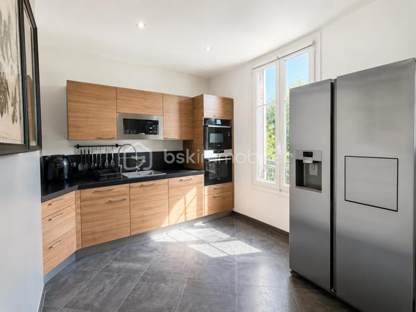 🏡 COUP DE CŒUR À AULNAY-SOUS-BOIS – MAISON INDIVIDUELLE 3 CHAMBRES – GARAGE – JARDIN – GRANDE TERRASSE – À MOINS DE 10 MINUTES À PIED DE LA GARE

RARE SUR LE SECTEUR !

Située dans l'un des quartiers pavillonnaires les plus recherchés d'Aulnay-sous-Bois, à proximité immédiate du canal de l'Ourcq et à moins de 10 minutes à pied de la gare, cette charmante maison individuelle réunit tous les critères recherchés par les familles en quête d'un environnement calme, verdoyant et pratique au quotidien.

Édifiée sur une parcelle de 309 m², cette maison élevée sur trois niveaux développe environ 89 m² habitables et offre une distribution fonctionnelle ainsi qu'un cadre de vie particulièrement agréable.

Dès l'entrée, vous découvrirez un séjour traversant, baigné de lumière naturelle grâce à sa double exposition, créant un espace de vie chaleureux et convivial. La cuisine entièrement équipée, pratique et fonctionnelle, complète parfaitement cet espace de vie.

L'espace nuit se compose de trois chambres, d'une salle de bains et de deux WC, offrant un confort idéal pour une vie de famille.

Le sous-sol constitue un véritable atout avec son garage, sa pièce de stockage et son espace buanderie, apportant de nombreux espaces de rangement. Une place de stationnement extérieure complète les prestations de cette maison.

À l'extérieur, un jardin avant et arriière avec sa grande terrasse de 47m2 vous offrira un espace de vie extérieur privilégié, parfait pour recevoir, partager des moments conviviaux et profiter pleinement des beaux jours.

Côté prestations, cette maison bénéficie d'une isolation thermique par l'extérieur récemment réalisée, du double vitrage sur l'ensemble des ouvertures, de la fibre optique, d'un chauffage au gaz et affiche une excellente performance énergétique avec un DPE classé D (146 kWh/m²/an) et un GES D (31 kg CO₂/m²/an), gages de confort et de maîtrise des consommations.

Son emplacement constitue un véritable atout : école primaire à seulement 3 minutes à pied, collège à moins de 10 minutes, gare accessible rapidement, commerces, transports et promenades le long du canal de l'Ourcq... Tout est réuni pour offrir une qualité de vie recherchée.

Les points forts
Maison individuelle
Quartier pavillonnaire très recherché
Gare à moins de 10 minutes à pied
Canal de l'Ourcq à proximité
Terrain de 309 m²
Environ 89 m² habitables
3 chambres
Séjour traversant et lumineux
Cuisine équipée
Grande terrasse
Jardin
Sous-sol avec garage
Pièce de stockage
Espace buanderie
Stationnement extérieur
Double vitrage
Fibre optique
Isolation thermique par l'extérieur récente
Chauffage au gaz
DPE : D (146)
GES : D (31)
Taxe foncière : 890 €
Prix de vente : 338 000 €

Une maison réunissant autant d'atouts dans ce secteur est une opportunité rare.

Ne laissez pas passer cette belle opportunité. Contactez-moi dès aujourd'hui pour organiser une visite et découvrir tout le potentiel de cette maison.

Julien Monteleone
Manager BSK Immobilier
07 71 32 69 50