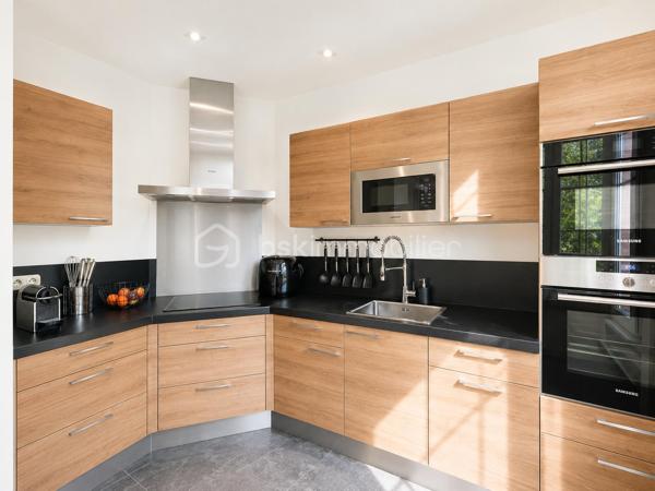 🏡 COUP DE CŒUR À AULNAY-SOUS-BOIS – MAISON INDIVIDUELLE 3 CHAMBRES – GARAGE – JARDIN – GRANDE TERRASSE – À MOINS DE 10 MINUTES À PIED DE LA GARE

RARE SUR LE SECTEUR !

Située dans l'un des quartiers pavillonnaires les plus recherchés d'Aulnay-sous-Bois, à proximité immédiate du canal de l'Ourcq et à moins de 10 minutes à pied de la gare, cette charmante maison individuelle réunit tous les critères recherchés par les familles en quête d'un environnement calme, verdoyant et pratique au quotidien.

Édifiée sur une parcelle de 309 m², cette maison élevée sur trois niveaux développe environ 89 m² habitables et offre une distribution fonctionnelle ainsi qu'un cadre de vie particulièrement agréable.

Dès l'entrée, vous découvrirez un séjour traversant, baigné de lumière naturelle grâce à sa double exposition, créant un espace de vie chaleureux et convivial. La cuisine entièrement équipée, pratique et fonctionnelle, complète parfaitement cet espace de vie.

L'espace nuit se compose de trois chambres, d'une salle de bains et de deux WC, offrant un confort idéal pour une vie de famille.

Le sous-sol constitue un véritable atout avec son garage, sa pièce de stockage et son espace buanderie, apportant de nombreux espaces de rangement. Une place de stationnement extérieure complète les prestations de cette maison.

À l'extérieur, un jardin avant et arriière avec sa grande terrasse de 47m2 vous offrira un espace de vie extérieur privilégié, parfait pour recevoir, partager des moments conviviaux et profiter pleinement des beaux jours.

Côté prestations, cette maison bénéficie d'une isolation thermique par l'extérieur récemment réalisée, du double vitrage sur l'ensemble des ouvertures, de la fibre optique, d'un chauffage au gaz et affiche une excellente performance énergétique avec un DPE classé D (146 kWh/m²/an) et un GES D (31 kg CO₂/m²/an), gages de confort et de maîtrise des consommations.

Son emplacement constitue un véritable atout : école primaire à seulement 3 minutes à pied, collège à moins de 10 minutes, gare accessible rapidement, commerces, transports et promenades le long du canal de l'Ourcq... Tout est réuni pour offrir une qualité de vie recherchée.

Les points forts
Maison individuelle
Quartier pavillonnaire très recherché
Gare à moins de 10 minutes à pied
Canal de l'Ourcq à proximité
Terrain de 309 m²
Environ 89 m² habitables
3 chambres
Séjour traversant et lumineux
Cuisine équipée
Grande terrasse
Jardin
Sous-sol avec garage
Pièce de stockage
Espace buanderie
Stationnement extérieur
Double vitrage
Fibre optique
Isolation thermique par l'extérieur récente
Chauffage au gaz
DPE : D (146)
GES : D (31)
Taxe foncière : 890 €
Prix de vente : 338 000 €

Une maison réunissant autant d'atouts dans ce secteur est une opportunité rare.

Ne laissez pas passer cette belle opportunité. Contactez-moi dès aujourd'hui pour organiser une visite et découvrir tout le potentiel de cette maison.

Julien Monteleone
Manager BSK Immobilier
07 71 32 69 50