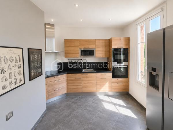 🏡 COUP DE CŒUR À AULNAY-SOUS-BOIS – MAISON INDIVIDUELLE 3 CHAMBRES – GARAGE – JARDIN – GRANDE TERRASSE – À MOINS DE 10 MINUTES À PIED DE LA GARE

RARE SUR LE SECTEUR !

Située dans l'un des quartiers pavillonnaires les plus recherchés d'Aulnay-sous-Bois, à proximité immédiate du canal de l'Ourcq et à moins de 10 minutes à pied de la gare, cette charmante maison individuelle réunit tous les critères recherchés par les familles en quête d'un environnement calme, verdoyant et pratique au quotidien.

Édifiée sur une parcelle de 309 m², cette maison élevée sur trois niveaux développe environ 89 m² habitables et offre une distribution fonctionnelle ainsi qu'un cadre de vie particulièrement agréable.

Dès l'entrée, vous découvrirez un séjour traversant, baigné de lumière naturelle grâce à sa double exposition, créant un espace de vie chaleureux et convivial. La cuisine entièrement équipée, pratique et fonctionnelle, complète parfaitement cet espace de vie.

L'espace nuit se compose de trois chambres, d'une salle de bains et de deux WC, offrant un confort idéal pour une vie de famille.

Le sous-sol constitue un véritable atout avec son garage, sa pièce de stockage et son espace buanderie, apportant de nombreux espaces de rangement. Une place de stationnement extérieure complète les prestations de cette maison.

À l'extérieur, un jardin avant et arriière avec sa grande terrasse de 47m2 vous offrira un espace de vie extérieur privilégié, parfait pour recevoir, partager des moments conviviaux et profiter pleinement des beaux jours.

Côté prestations, cette maison bénéficie d'une isolation thermique par l'extérieur récemment réalisée, du double vitrage sur l'ensemble des ouvertures, de la fibre optique, d'un chauffage au gaz et affiche une excellente performance énergétique avec un DPE classé D (146 kWh/m²/an) et un GES D (31 kg CO₂/m²/an), gages de confort et de maîtrise des consommations.

Son emplacement constitue un véritable atout : école primaire à seulement 3 minutes à pied, collège à moins de 10 minutes, gare accessible rapidement, commerces, transports et promenades le long du canal de l'Ourcq... Tout est réuni pour offrir une qualité de vie recherchée.

Les points forts
Maison individuelle
Quartier pavillonnaire très recherché
Gare à moins de 10 minutes à pied
Canal de l'Ourcq à proximité
Terrain de 309 m²
Environ 89 m² habitables
3 chambres
Séjour traversant et lumineux
Cuisine équipée
Grande terrasse
Jardin
Sous-sol avec garage
Pièce de stockage
Espace buanderie
Stationnement extérieur
Double vitrage
Fibre optique
Isolation thermique par l'extérieur récente
Chauffage au gaz
DPE : D (146)
GES : D (31)
Taxe foncière : 890 €
Prix de vente : 338 000 €

Une maison réunissant autant d'atouts dans ce secteur est une opportunité rare.

Ne laissez pas passer cette belle opportunité. Contactez-moi dès aujourd'hui pour organiser une visite et découvrir tout le potentiel de cette maison.

Julien Monteleone
Manager BSK Immobilier
07 71 32 69 50