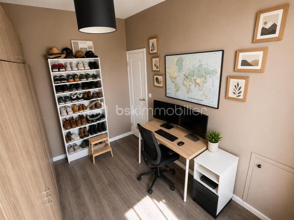 🏡 COUP DE CŒUR À AULNAY-SOUS-BOIS – MAISON INDIVIDUELLE 3 CHAMBRES – GARAGE – JARDIN – GRANDE TERRASSE – À MOINS DE 10 MINUTES À PIED DE LA GARE

RARE SUR LE SECTEUR !

Située dans l'un des quartiers pavillonnaires les plus recherchés d'Aulnay-sous-Bois, à proximité immédiate du canal de l'Ourcq et à moins de 10 minutes à pied de la gare, cette charmante maison individuelle réunit tous les critères recherchés par les familles en quête d'un environnement calme, verdoyant et pratique au quotidien.

Édifiée sur une parcelle de 309 m², cette maison élevée sur trois niveaux développe environ 89 m² habitables et offre une distribution fonctionnelle ainsi qu'un cadre de vie particulièrement agréable.

Dès l'entrée, vous découvrirez un séjour traversant, baigné de lumière naturelle grâce à sa double exposition, créant un espace de vie chaleureux et convivial. La cuisine entièrement équipée, pratique et fonctionnelle, complète parfaitement cet espace de vie.

L'espace nuit se compose de trois chambres, d'une salle de bains et de deux WC, offrant un confort idéal pour une vie de famille.

Le sous-sol constitue un véritable atout avec son garage, sa pièce de stockage et son espace buanderie, apportant de nombreux espaces de rangement. Une place de stationnement extérieure complète les prestations de cette maison.

À l'extérieur, un jardin avant et arriière avec sa grande terrasse de 47m2 vous offrira un espace de vie extérieur privilégié, parfait pour recevoir, partager des moments conviviaux et profiter pleinement des beaux jours.

Côté prestations, cette maison bénéficie d'une isolation thermique par l'extérieur récemment réalisée, du double vitrage sur l'ensemble des ouvertures, de la fibre optique, d'un chauffage au gaz et affiche une excellente performance énergétique avec un DPE classé D (146 kWh/m²/an) et un GES D (31 kg CO₂/m²/an), gages de confort et de maîtrise des consommations.

Son emplacement constitue un véritable atout : école primaire à seulement 3 minutes à pied, collège à moins de 10 minutes, gare accessible rapidement, commerces, transports et promenades le long du canal de l'Ourcq... Tout est réuni pour offrir une qualité de vie recherchée.

Les points forts
Maison individuelle
Quartier pavillonnaire très recherché
Gare à moins de 10 minutes à pied
Canal de l'Ourcq à proximité
Terrain de 309 m²
Environ 89 m² habitables
3 chambres
Séjour traversant et lumineux
Cuisine équipée
Grande terrasse
Jardin
Sous-sol avec garage
Pièce de stockage
Espace buanderie
Stationnement extérieur
Double vitrage
Fibre optique
Isolation thermique par l'extérieur récente
Chauffage au gaz
DPE : D (146)
GES : D (31)
Taxe foncière : 890 €
Prix de vente : 338 000 €

Une maison réunissant autant d'atouts dans ce secteur est une opportunité rare.

Ne laissez pas passer cette belle opportunité. Contactez-moi dès aujourd'hui pour organiser une visite et découvrir tout le potentiel de cette maison.

Julien Monteleone
Manager BSK Immobilier
07 71 32 69 50