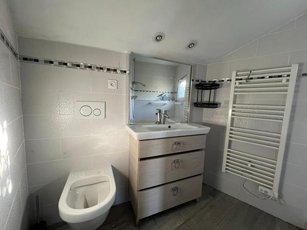 Maison à vendre à Arradon, plain pied 2 chambres - fort potentiel