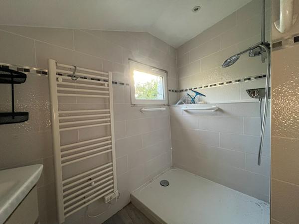 Maison à vendre à Arradon, plain pied 2 chambres - fort potentiel