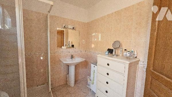 Venez Découvrir cet appartement T3 plein de charme idéalement situé au cœur du village