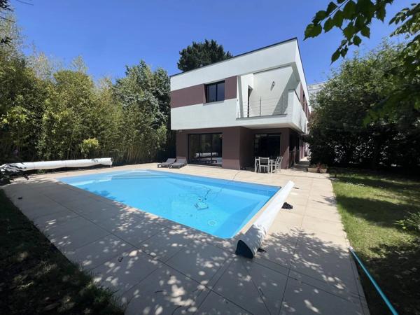 Vente                                                      Maison
                        
                     7 pièces                      188 m2                     à Saint-Herblain