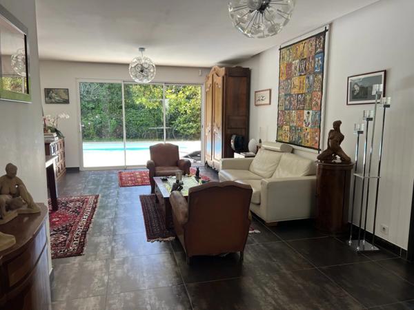 Vente                                                      Maison
                        
                     7 pièces                      188 m2                     à Saint-Herblain