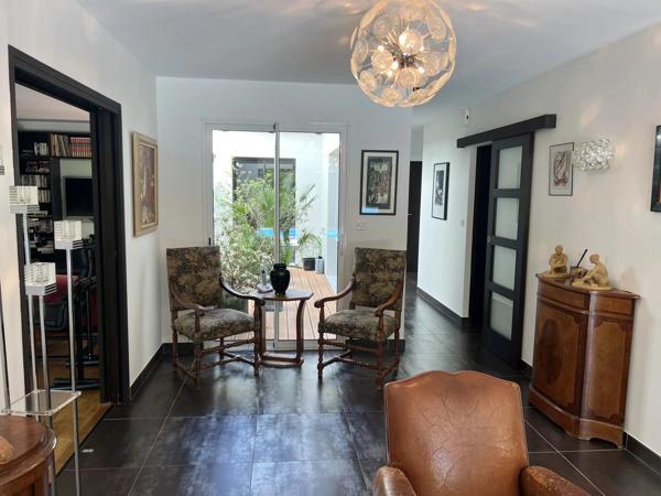 Vente                                                      Maison
                        
                     7 pièces                      188 m2                     à Saint-Herblain