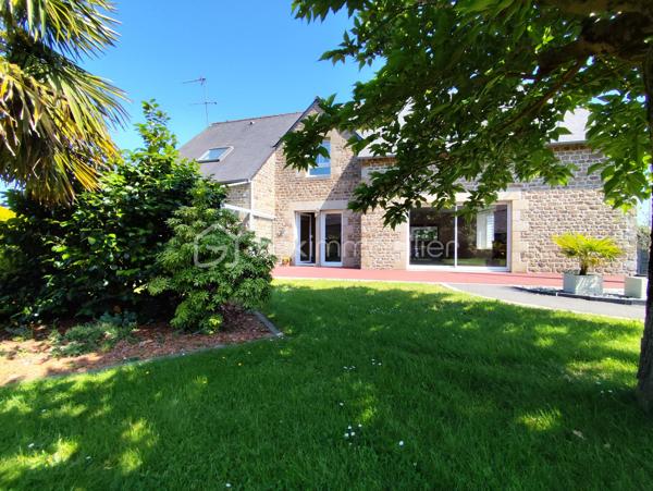 Maison en pierre de 138 m2 exposée plein Sud

Cette propriété en bordure de route propose de beaux atouts, un accès PMR avec une vie de plain pied, de beaux volumes dans une petite commune au calme.

Elle se compose de la manière suivante :
Au RDC : Entrée sur une grande Cuisine ouverte avec cheminée insert bois (2021), un Salon Séjour le tout communiquant sur un bel espace terrasse exposé plein Sud, une chambre, un bureau ou espace nuit, un wc séparé ainsi
qu'une salle de bain et douche.

A l'Etage : deux très grandes chambres, un WC avec point d'eau et un grenier isolé (2010) et aménageable de 35 m2
En sous sol : Garage (porte électrique renforcée), espace cave, espace buanderie avec évier, espace rangement.

Plusieurs dépendances, Jardin potager et terrain agricole - Assainissement non conforme - Chauffage Fioul

Les + : Commodités et Ecoles à proximité, ''Pontmain'' lieu de culte et fréquentation touristique, à seulement 15 km de Fougères ou d'Ernée et 9 km de Louvigné du désert.