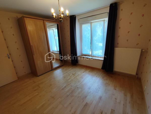 Maison en pierre de 138 m2 exposée plein Sud

Cette propriété en bordure de route propose de beaux atouts, un accès PMR avec une vie de plain pied, de beaux volumes dans une petite commune au calme.

Elle se compose de la manière suivante :
Au RDC : Entrée sur une grande Cuisine ouverte avec cheminée insert bois (2021), un Salon Séjour le tout communiquant sur un bel espace terrasse exposé plein Sud, une chambre, un bureau ou espace nuit, un wc séparé ainsi
qu'une salle de bain et douche.

A l'Etage : deux très grandes chambres, un WC avec point d'eau et un grenier isolé (2010) et aménageable de 35 m2
En sous sol : Garage (porte électrique renforcée), espace cave, espace buanderie avec évier, espace rangement.

Plusieurs dépendances, Jardin potager et terrain agricole - Assainissement non conforme - Chauffage Fioul

Les + : Commodités et Ecoles à proximité, ''Pontmain'' lieu de culte et fréquentation touristique, à seulement 15 km de Fougères ou d'Ernée et 9 km de Louvigné du désert.