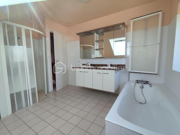 Maison en pierre de 138 m2 exposée plein Sud

Cette propriété en bordure de route propose de beaux atouts, un accès PMR avec une vie de plain pied, de beaux volumes dans une petite commune au calme.

Elle se compose de la manière suivante :
Au RDC : Entrée sur une grande Cuisine ouverte avec cheminée insert bois (2021), un Salon Séjour le tout communiquant sur un bel espace terrasse exposé plein Sud, une chambre, un bureau ou espace nuit, un wc séparé ainsi
qu'une salle de bain et douche.

A l'Etage : deux très grandes chambres, un WC avec point d'eau et un grenier isolé (2010) et aménageable de 35 m2
En sous sol : Garage (porte électrique renforcée), espace cave, espace buanderie avec évier, espace rangement.

Plusieurs dépendances, Jardin potager et terrain agricole - Assainissement non conforme - Chauffage Fioul

Les + : Commodités et Ecoles à proximité, ''Pontmain'' lieu de culte et fréquentation touristique, à seulement 15 km de Fougères ou d'Ernée et 9 km de Louvigné du désert.