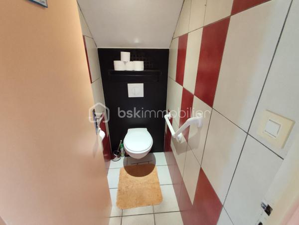 Maison en pierre de 138 m2 exposée plein Sud

Cette propriété en bordure de route propose de beaux atouts, un accès PMR avec une vie de plain pied, de beaux volumes dans une petite commune au calme.

Elle se compose de la manière suivante :
Au RDC : Entrée sur une grande Cuisine ouverte avec cheminée insert bois (2021), un Salon Séjour le tout communiquant sur un bel espace terrasse exposé plein Sud, une chambre, un bureau ou espace nuit, un wc séparé ainsi
qu'une salle de bain et douche.

A l'Etage : deux très grandes chambres, un WC avec point d'eau et un grenier isolé (2010) et aménageable de 35 m2
En sous sol : Garage (porte électrique renforcée), espace cave, espace buanderie avec évier, espace rangement.

Plusieurs dépendances, Jardin potager et terrain agricole - Assainissement non conforme - Chauffage Fioul

Les + : Commodités et Ecoles à proximité, ''Pontmain'' lieu de culte et fréquentation touristique, à seulement 15 km de Fougères ou d'Ernée et 9 km de Louvigné du désert.