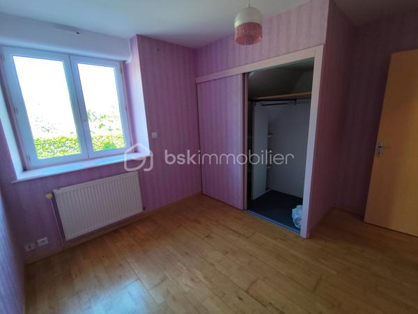 Maison en pierre de 138 m2 exposée plein Sud

Cette propriété en bordure de route propose de beaux atouts, un accès PMR avec une vie de plain pied, de beaux volumes dans une petite commune au calme.

Elle se compose de la manière suivante :
Au RDC : Entrée sur une grande Cuisine ouverte avec cheminée insert bois (2021), un Salon Séjour le tout communiquant sur un bel espace terrasse exposé plein Sud, une chambre, un bureau ou espace nuit, un wc séparé ainsi
qu'une salle de bain et douche.

A l'Etage : deux très grandes chambres, un WC avec point d'eau et un grenier isolé (2010) et aménageable de 35 m2
En sous sol : Garage (porte électrique renforcée), espace cave, espace buanderie avec évier, espace rangement.

Plusieurs dépendances, Jardin potager et terrain agricole - Assainissement non conforme - Chauffage Fioul

Les + : Commodités et Ecoles à proximité, ''Pontmain'' lieu de culte et fréquentation touristique, à seulement 15 km de Fougères ou d'Ernée et 9 km de Louvigné du désert.