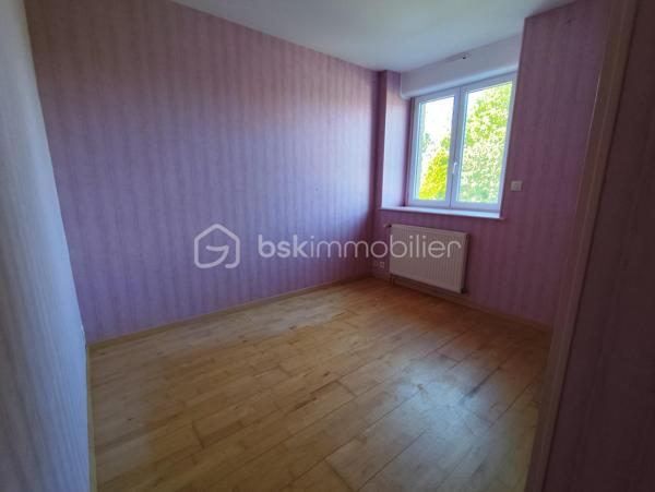 Maison en pierre de 138 m2 exposée plein Sud

Cette propriété en bordure de route propose de beaux atouts, un accès PMR avec une vie de plain pied, de beaux volumes dans une petite commune au calme.

Elle se compose de la manière suivante :
Au RDC : Entrée sur une grande Cuisine ouverte avec cheminée insert bois (2021), un Salon Séjour le tout communiquant sur un bel espace terrasse exposé plein Sud, une chambre, un bureau ou espace nuit, un wc séparé ainsi
qu'une salle de bain et douche.

A l'Etage : deux très grandes chambres, un WC avec point d'eau et un grenier isolé (2010) et aménageable de 35 m2
En sous sol : Garage (porte électrique renforcée), espace cave, espace buanderie avec évier, espace rangement.

Plusieurs dépendances, Jardin potager et terrain agricole - Assainissement non conforme - Chauffage Fioul

Les + : Commodités et Ecoles à proximité, ''Pontmain'' lieu de culte et fréquentation touristique, à seulement 15 km de Fougères ou d'Ernée et 9 km de Louvigné du désert.