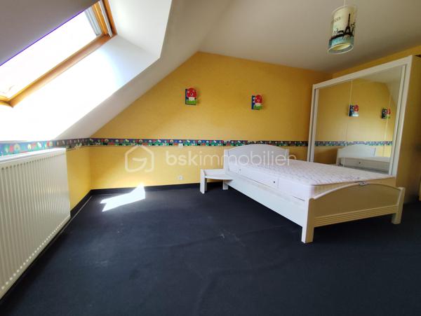 Maison en pierre de 138 m2 exposée plein Sud

Cette propriété en bordure de route propose de beaux atouts, un accès PMR avec une vie de plain pied, de beaux volumes dans une petite commune au calme.

Elle se compose de la manière suivante :
Au RDC : Entrée sur une grande Cuisine ouverte avec cheminée insert bois (2021), un Salon Séjour le tout communiquant sur un bel espace terrasse exposé plein Sud, une chambre, un bureau ou espace nuit, un wc séparé ainsi
qu'une salle de bain et douche.

A l'Etage : deux très grandes chambres, un WC avec point d'eau et un grenier isolé (2010) et aménageable de 35 m2
En sous sol : Garage (porte électrique renforcée), espace cave, espace buanderie avec évier, espace rangement.

Plusieurs dépendances, Jardin potager et terrain agricole - Assainissement non conforme - Chauffage Fioul

Les + : Commodités et Ecoles à proximité, ''Pontmain'' lieu de culte et fréquentation touristique, à seulement 15 km de Fougères ou d'Ernée et 9 km de Louvigné du désert.