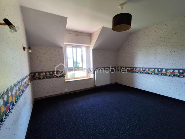 Maison en pierre de 138 m2 exposée plein Sud

Cette propriété en bordure de route propose de beaux atouts, un accès PMR avec une vie de plain pied, de beaux volumes dans une petite commune au calme.

Elle se compose de la manière suivante :
Au RDC : Entrée sur une grande Cuisine ouverte avec cheminée insert bois (2021), un Salon Séjour le tout communiquant sur un bel espace terrasse exposé plein Sud, une chambre, un bureau ou espace nuit, un wc séparé ainsi
qu'une salle de bain et douche.

A l'Etage : deux très grandes chambres, un WC avec point d'eau et un grenier isolé (2010) et aménageable de 35 m2
En sous sol : Garage (porte électrique renforcée), espace cave, espace buanderie avec évier, espace rangement.

Plusieurs dépendances, Jardin potager et terrain agricole - Assainissement non conforme - Chauffage Fioul

Les + : Commodités et Ecoles à proximité, ''Pontmain'' lieu de culte et fréquentation touristique, à seulement 15 km de Fougères ou d'Ernée et 9 km de Louvigné du désert.