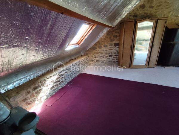 Maison en pierre de 138 m2 exposée plein Sud

Cette propriété en bordure de route propose de beaux atouts, un accès PMR avec une vie de plain pied, de beaux volumes dans une petite commune au calme.

Elle se compose de la manière suivante :
Au RDC : Entrée sur une grande Cuisine ouverte avec cheminée insert bois (2021), un Salon Séjour le tout communiquant sur un bel espace terrasse exposé plein Sud, une chambre, un bureau ou espace nuit, un wc séparé ainsi
qu'une salle de bain et douche.

A l'Etage : deux très grandes chambres, un WC avec point d'eau et un grenier isolé (2010) et aménageable de 35 m2
En sous sol : Garage (porte électrique renforcée), espace cave, espace buanderie avec évier, espace rangement.

Plusieurs dépendances, Jardin potager et terrain agricole - Assainissement non conforme - Chauffage Fioul

Les + : Commodités et Ecoles à proximité, ''Pontmain'' lieu de culte et fréquentation touristique, à seulement 15 km de Fougères ou d'Ernée et 9 km de Louvigné du désert.