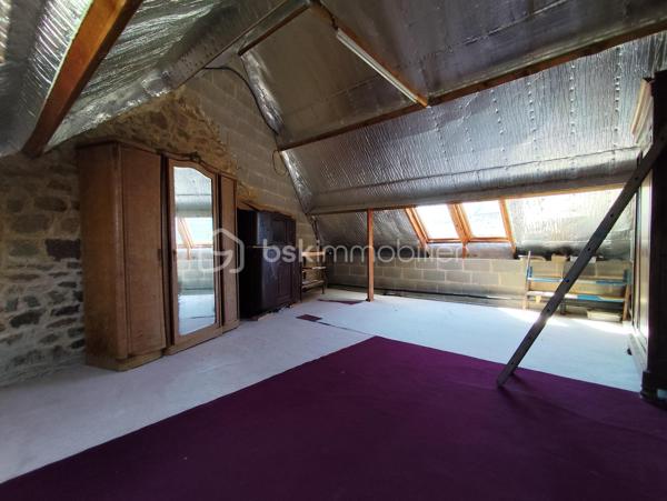 Maison en pierre de 138 m2 exposée plein Sud

Cette propriété en bordure de route propose de beaux atouts, un accès PMR avec une vie de plain pied, de beaux volumes dans une petite commune au calme.

Elle se compose de la manière suivante :
Au RDC : Entrée sur une grande Cuisine ouverte avec cheminée insert bois (2021), un Salon Séjour le tout communiquant sur un bel espace terrasse exposé plein Sud, une chambre, un bureau ou espace nuit, un wc séparé ainsi
qu'une salle de bain et douche.

A l'Etage : deux très grandes chambres, un WC avec point d'eau et un grenier isolé (2010) et aménageable de 35 m2
En sous sol : Garage (porte électrique renforcée), espace cave, espace buanderie avec évier, espace rangement.

Plusieurs dépendances, Jardin potager et terrain agricole - Assainissement non conforme - Chauffage Fioul

Les + : Commodités et Ecoles à proximité, ''Pontmain'' lieu de culte et fréquentation touristique, à seulement 15 km de Fougères ou d'Ernée et 9 km de Louvigné du désert.