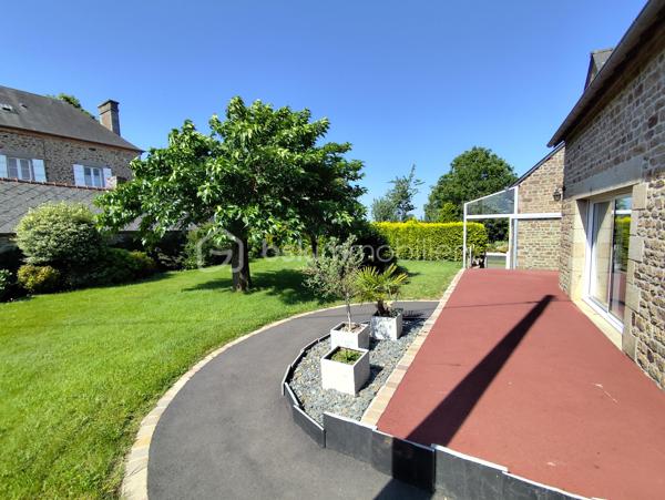 Maison en pierre de 138 m2 exposée plein Sud

Cette propriété en bordure de route propose de beaux atouts, un accès PMR avec une vie de plain pied, de beaux volumes dans une petite commune au calme.

Elle se compose de la manière suivante :
Au RDC : Entrée sur une grande Cuisine ouverte avec cheminée insert bois (2021), un Salon Séjour le tout communiquant sur un bel espace terrasse exposé plein Sud, une chambre, un bureau ou espace nuit, un wc séparé ainsi
qu'une salle de bain et douche.

A l'Etage : deux très grandes chambres, un WC avec point d'eau et un grenier isolé (2010) et aménageable de 35 m2
En sous sol : Garage (porte électrique renforcée), espace cave, espace buanderie avec évier, espace rangement.

Plusieurs dépendances, Jardin potager et terrain agricole - Assainissement non conforme - Chauffage Fioul

Les + : Commodités et Ecoles à proximité, ''Pontmain'' lieu de culte et fréquentation touristique, à seulement 15 km de Fougères ou d'Ernée et 9 km de Louvigné du désert.