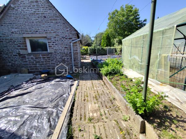 Maison en pierre de 138 m2 exposée plein Sud

Cette propriété en bordure de route propose de beaux atouts, un accès PMR avec une vie de plain pied, de beaux volumes dans une petite commune au calme.

Elle se compose de la manière suivante :
Au RDC : Entrée sur une grande Cuisine ouverte avec cheminée insert bois (2021), un Salon Séjour le tout communiquant sur un bel espace terrasse exposé plein Sud, une chambre, un bureau ou espace nuit, un wc séparé ainsi
qu'une salle de bain et douche.

A l'Etage : deux très grandes chambres, un WC avec point d'eau et un grenier isolé (2010) et aménageable de 35 m2
En sous sol : Garage (porte électrique renforcée), espace cave, espace buanderie avec évier, espace rangement.

Plusieurs dépendances, Jardin potager et terrain agricole - Assainissement non conforme - Chauffage Fioul

Les + : Commodités et Ecoles à proximité, ''Pontmain'' lieu de culte et fréquentation touristique, à seulement 15 km de Fougères ou d'Ernée et 9 km de Louvigné du désert.