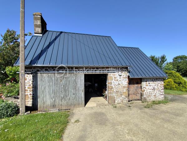 Maison en pierre de 138 m2 exposée plein Sud

Cette propriété en bordure de route propose de beaux atouts, un accès PMR avec une vie de plain pied, de beaux volumes dans une petite commune au calme.

Elle se compose de la manière suivante :
Au RDC : Entrée sur une grande Cuisine ouverte avec cheminée insert bois (2021), un Salon Séjour le tout communiquant sur un bel espace terrasse exposé plein Sud, une chambre, un bureau ou espace nuit, un wc séparé ainsi
qu'une salle de bain et douche.

A l'Etage : deux très grandes chambres, un WC avec point d'eau et un grenier isolé (2010) et aménageable de 35 m2
En sous sol : Garage (porte électrique renforcée), espace cave, espace buanderie avec évier, espace rangement.

Plusieurs dépendances, Jardin potager et terrain agricole - Assainissement non conforme - Chauffage Fioul

Les + : Commodités et Ecoles à proximité, ''Pontmain'' lieu de culte et fréquentation touristique, à seulement 15 km de Fougères ou d'Ernée et 9 km de Louvigné du désert.