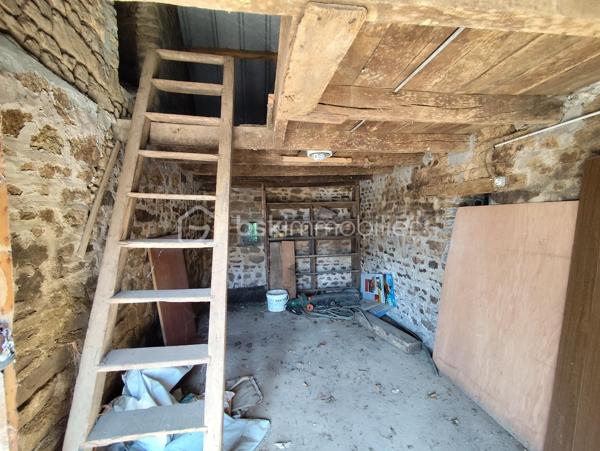 Maison en pierre de 138 m2 exposée plein Sud

Cette propriété en bordure de route propose de beaux atouts, un accès PMR avec une vie de plain pied, de beaux volumes dans une petite commune au calme.

Elle se compose de la manière suivante :
Au RDC : Entrée sur une grande Cuisine ouverte avec cheminée insert bois (2021), un Salon Séjour le tout communiquant sur un bel espace terrasse exposé plein Sud, une chambre, un bureau ou espace nuit, un wc séparé ainsi
qu'une salle de bain et douche.

A l'Etage : deux très grandes chambres, un WC avec point d'eau et un grenier isolé (2010) et aménageable de 35 m2
En sous sol : Garage (porte électrique renforcée), espace cave, espace buanderie avec évier, espace rangement.

Plusieurs dépendances, Jardin potager et terrain agricole - Assainissement non conforme - Chauffage Fioul

Les + : Commodités et Ecoles à proximité, ''Pontmain'' lieu de culte et fréquentation touristique, à seulement 15 km de Fougères ou d'Ernée et 9 km de Louvigné du désert.