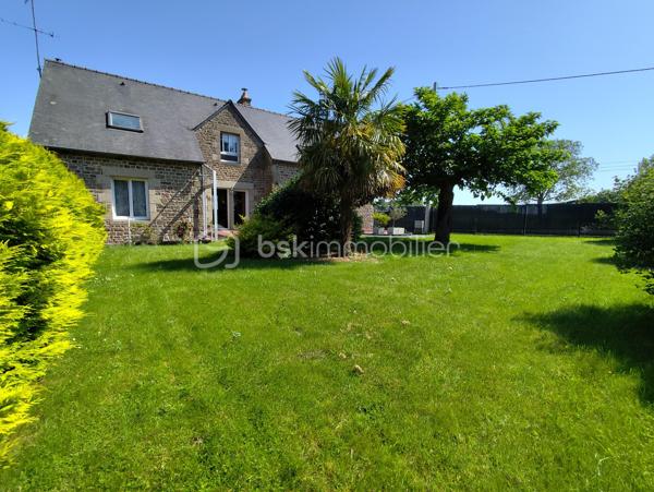 Maison en pierre de 138 m2 exposée plein Sud

Cette propriété en bordure de route propose de beaux atouts, un accès PMR avec une vie de plain pied, de beaux volumes dans une petite commune au calme.

Elle se compose de la manière suivante :
Au RDC : Entrée sur une grande Cuisine ouverte avec cheminée insert bois (2021), un Salon Séjour le tout communiquant sur un bel espace terrasse exposé plein Sud, une chambre, un bureau ou espace nuit, un wc séparé ainsi
qu'une salle de bain et douche.

A l'Etage : deux très grandes chambres, un WC avec point d'eau et un grenier isolé (2010) et aménageable de 35 m2
En sous sol : Garage (porte électrique renforcée), espace cave, espace buanderie avec évier, espace rangement.

Plusieurs dépendances, Jardin potager et terrain agricole - Assainissement non conforme - Chauffage Fioul

Les + : Commodités et Ecoles à proximité, ''Pontmain'' lieu de culte et fréquentation touristique, à seulement 15 km de Fougères ou d'Ernée et 9 km de Louvigné du désert.