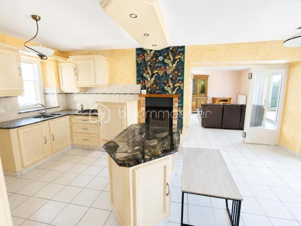 Maison en pierre de 138 m2 exposée plein Sud

Cette propriété en bordure de route propose de beaux atouts, un accès PMR avec une vie de plain pied, de beaux volumes dans une petite commune au calme.

Elle se compose de la manière suivante :
Au RDC : Entrée sur une grande Cuisine ouverte avec cheminée insert bois (2021), un Salon Séjour le tout communiquant sur un bel espace terrasse exposé plein Sud, une chambre, un bureau ou espace nuit, un wc séparé ainsi
qu'une salle de bain et douche.

A l'Etage : deux très grandes chambres, un WC avec point d'eau et un grenier isolé (2010) et aménageable de 35 m2
En sous sol : Garage (porte électrique renforcée), espace cave, espace buanderie avec évier, espace rangement.

Plusieurs dépendances, Jardin potager et terrain agricole - Assainissement non conforme - Chauffage Fioul

Les + : Commodités et Ecoles à proximité, ''Pontmain'' lieu de culte et fréquentation touristique, à seulement 15 km de Fougères ou d'Ernée et 9 km de Louvigné du désert.