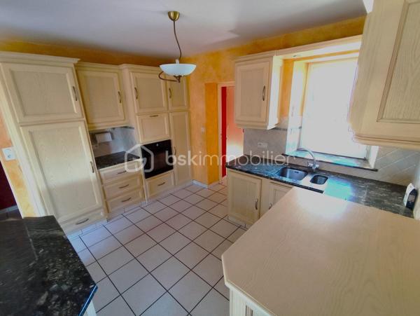 Maison en pierre de 138 m2 exposée plein Sud

Cette propriété en bordure de route propose de beaux atouts, un accès PMR avec une vie de plain pied, de beaux volumes dans une petite commune au calme.

Elle se compose de la manière suivante :
Au RDC : Entrée sur une grande Cuisine ouverte avec cheminée insert bois (2021), un Salon Séjour le tout communiquant sur un bel espace terrasse exposé plein Sud, une chambre, un bureau ou espace nuit, un wc séparé ainsi
qu'une salle de bain et douche.

A l'Etage : deux très grandes chambres, un WC avec point d'eau et un grenier isolé (2010) et aménageable de 35 m2
En sous sol : Garage (porte électrique renforcée), espace cave, espace buanderie avec évier, espace rangement.

Plusieurs dépendances, Jardin potager et terrain agricole - Assainissement non conforme - Chauffage Fioul

Les + : Commodités et Ecoles à proximité, ''Pontmain'' lieu de culte et fréquentation touristique, à seulement 15 km de Fougères ou d'Ernée et 9 km de Louvigné du désert.