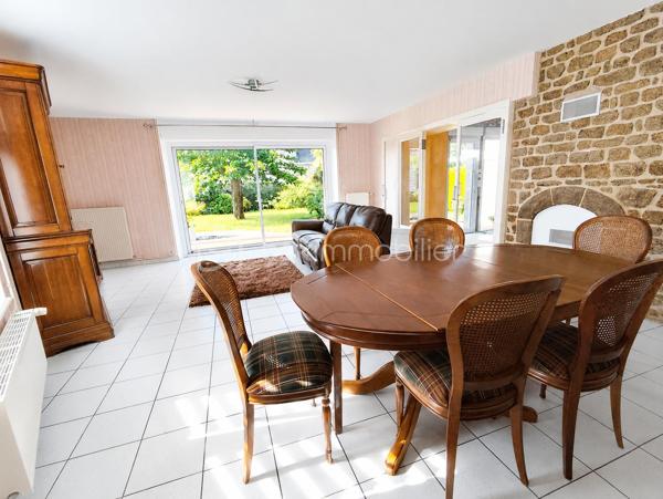 Maison en pierre de 138 m2 exposée plein Sud

Cette propriété en bordure de route propose de beaux atouts, un accès PMR avec une vie de plain pied, de beaux volumes dans une petite commune au calme.

Elle se compose de la manière suivante :
Au RDC : Entrée sur une grande Cuisine ouverte avec cheminée insert bois (2021), un Salon Séjour le tout communiquant sur un bel espace terrasse exposé plein Sud, une chambre, un bureau ou espace nuit, un wc séparé ainsi
qu'une salle de bain et douche.

A l'Etage : deux très grandes chambres, un WC avec point d'eau et un grenier isolé (2010) et aménageable de 35 m2
En sous sol : Garage (porte électrique renforcée), espace cave, espace buanderie avec évier, espace rangement.

Plusieurs dépendances, Jardin potager et terrain agricole - Assainissement non conforme - Chauffage Fioul

Les + : Commodités et Ecoles à proximité, ''Pontmain'' lieu de culte et fréquentation touristique, à seulement 15 km de Fougères ou d'Ernée et 9 km de Louvigné du désert.