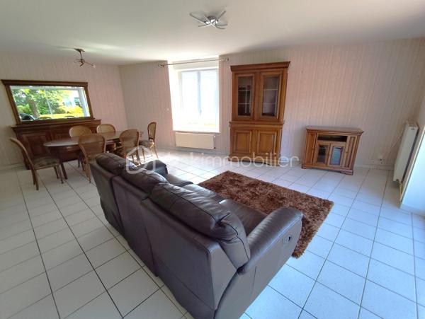 Maison en pierre de 138 m2 exposée plein Sud

Cette propriété en bordure de route propose de beaux atouts, un accès PMR avec une vie de plain pied, de beaux volumes dans une petite commune au calme.

Elle se compose de la manière suivante :
Au RDC : Entrée sur une grande Cuisine ouverte avec cheminée insert bois (2021), un Salon Séjour le tout communiquant sur un bel espace terrasse exposé plein Sud, une chambre, un bureau ou espace nuit, un wc séparé ainsi
qu'une salle de bain et douche.

A l'Etage : deux très grandes chambres, un WC avec point d'eau et un grenier isolé (2010) et aménageable de 35 m2
En sous sol : Garage (porte électrique renforcée), espace cave, espace buanderie avec évier, espace rangement.

Plusieurs dépendances, Jardin potager et terrain agricole - Assainissement non conforme - Chauffage Fioul

Les + : Commodités et Ecoles à proximité, ''Pontmain'' lieu de culte et fréquentation touristique, à seulement 15 km de Fougères ou d'Ernée et 9 km de Louvigné du désert.
