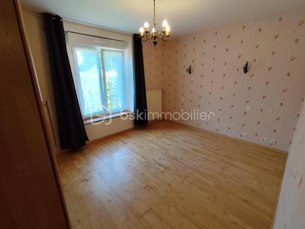 Maison en pierre de 138 m2 exposée plein Sud

Cette propriété en bordure de route propose de beaux atouts, un accès PMR avec une vie de plain pied, de beaux volumes dans une petite commune au calme.

Elle se compose de la manière suivante :
Au RDC : Entrée sur une grande Cuisine ouverte avec cheminée insert bois (2021), un Salon Séjour le tout communiquant sur un bel espace terrasse exposé plein Sud, une chambre, un bureau ou espace nuit, un wc séparé ainsi
qu'une salle de bain et douche.

A l'Etage : deux très grandes chambres, un WC avec point d'eau et un grenier isolé (2010) et aménageable de 35 m2
En sous sol : Garage (porte électrique renforcée), espace cave, espace buanderie avec évier, espace rangement.

Plusieurs dépendances, Jardin potager et terrain agricole - Assainissement non conforme - Chauffage Fioul

Les + : Commodités et Ecoles à proximité, ''Pontmain'' lieu de culte et fréquentation touristique, à seulement 15 km de Fougères ou d'Ernée et 9 km de Louvigné du désert.
