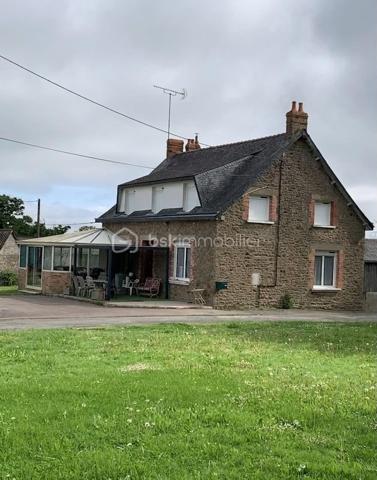 Maison de campagne, située sur l'axe Ernée-Juvigné.

Celle-ci offre un de beaux volumes, un potentiel variés selon vos projets ainsi qu'un espace de vie global adéquat a ceux-ci.

En effet, avec 4 chambres, grande pièce de vie, cuisine , salle de bain, wc, sous-sol garage ... Le tout sur une parcelle de plus de 7500 m².

Parcelle doublement accessible avec hangar et dépendances, tout cela au centre d'une parcelle très largement arborée.