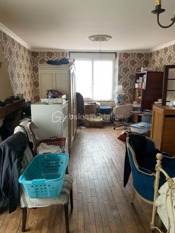 Maison de campagne, située sur l'axe Ernée-Juvigné.

Celle-ci offre un de beaux volumes, un potentiel variés selon vos projets ainsi qu'un espace de vie global adéquat a ceux-ci.

En effet, avec 4 chambres, grande pièce de vie, cuisine , salle de bain, wc, sous-sol garage ... Le tout sur une parcelle de plus de 7500 m².

Parcelle doublement accessible avec hangar et dépendances, tout cela au centre d'une parcelle très largement arborée.