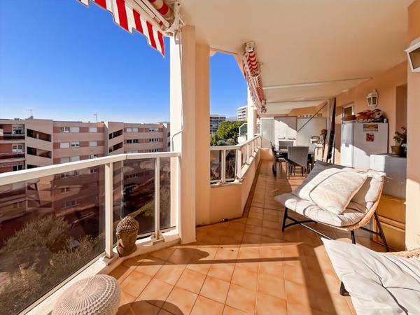 CORNICHE FLEURIE - 2 PIÈCES ENTIÈREMENT RÉNOVÉ AVEC TERRASSE ET VUE MER PANORAMIQUE - RÉSIDENCE FERMÉE AVEC PISCINE &  JARDIN  ? CALME ET SÉCURISÉE