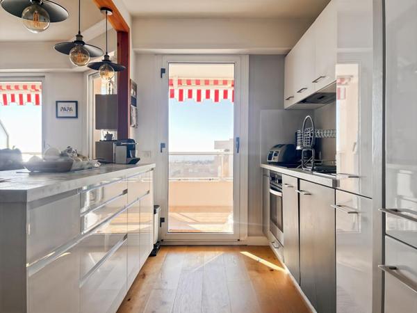 CORNICHE FLEURIE - 2 PIÈCES ENTIÈREMENT RÉNOVÉ AVEC TERRASSE ET VUE MER PANORAMIQUE - RÉSIDENCE FERMÉE AVEC PISCINE &  JARDIN  ? CALME ET SÉCURISÉE