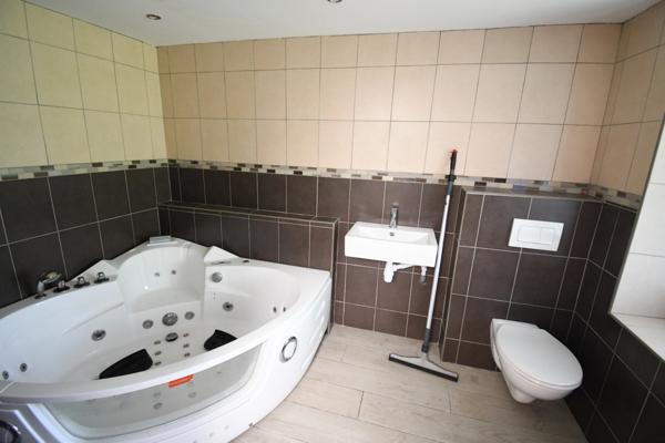 MAISON HERSERANGE 3 CHAMBRES - SALLE DE JEUX - 3 SALLES DE BAIN - GARAGE - TERRAIN - VUE GOLF