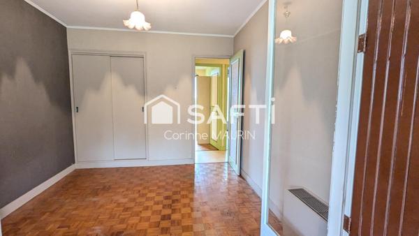 Aux portes de Blanzac, maison de plain-pied à fort potentiel, grand terrain arboré.