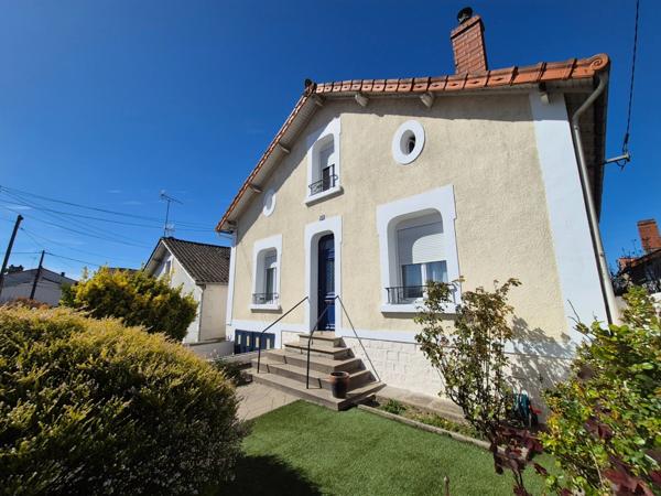 Proche bus et commerces. Maison des années 30, le modernisme côtoie l'authenticité