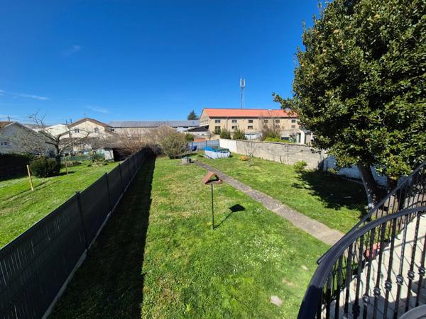 Proche bus et commerces. Maison des années 30, le modernisme côtoie l'authenticité