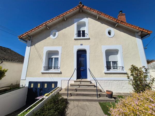 Proche bus et commerces. Maison des années 30, le modernisme côtoie l'authenticité