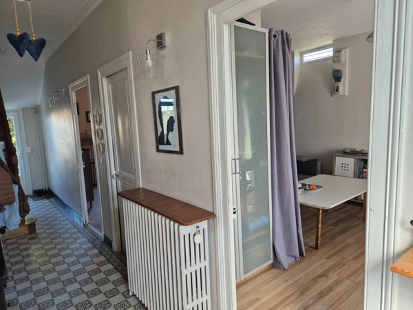 Proche bus et commerces. Maison des années 30, le modernisme côtoie l'authenticité