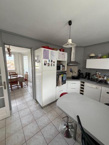 Maison 5 pièces, 114 m2 Maromme - proche commerces et commodités - très lumineuse - terrasse sans vis-à-vis - A saisir - Proche TEOR - Idéal famille - rare à la vente - A visiter rapidement - maison mitoyenne - Rangements - chambre au rdc