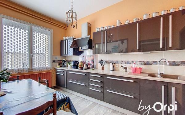 Maison à vendre    7 pièces • 250 m2 Saint-Éloy-les-Mines