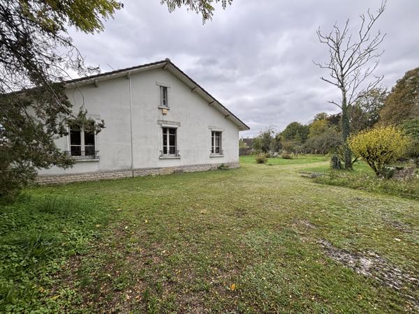 CHATILLON SUR SEINE : Maison de 1930 de plain pied avec 2700m² de terrain , atelier, bûcher et dépendance Châtillon-sur-Seine (21400)